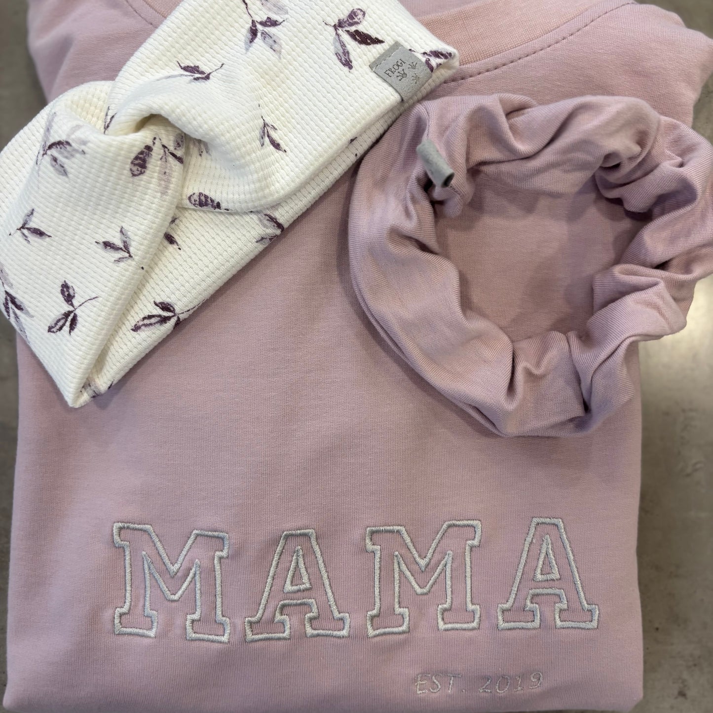 Pulover - MAMA, s trakcem in scrunchie, navaden kroj
