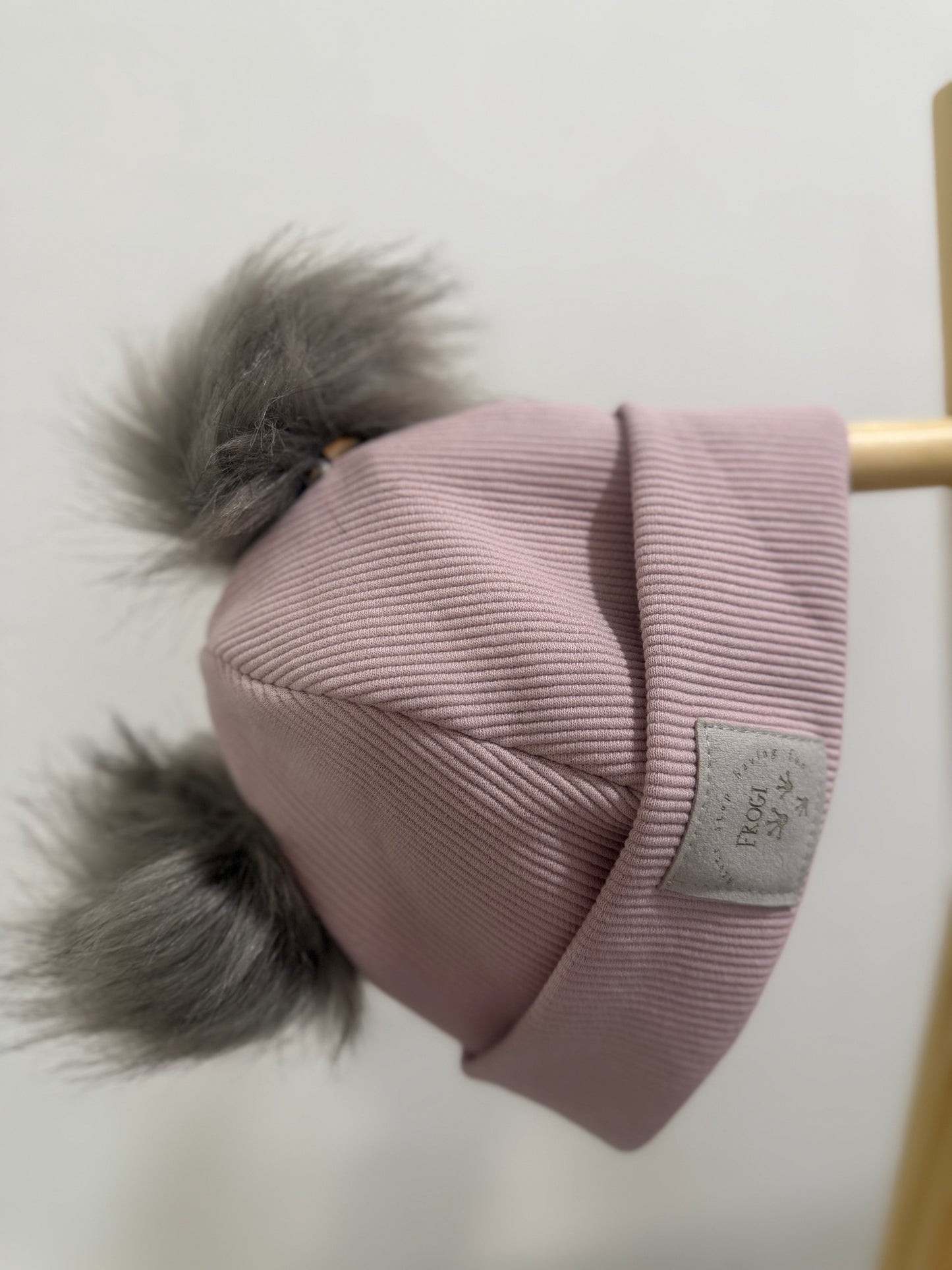 Zimska kapa z dvema cofoma