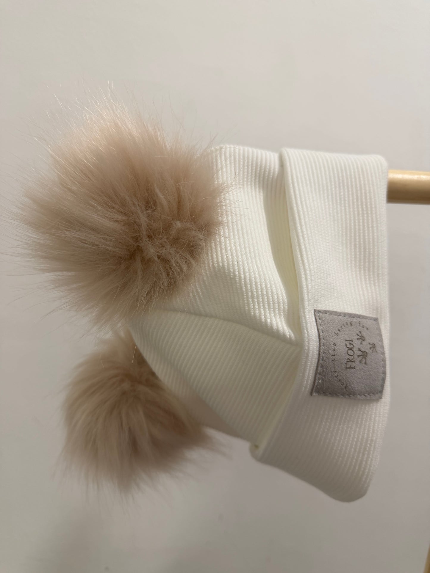 Zimska kapa z dvema cofoma