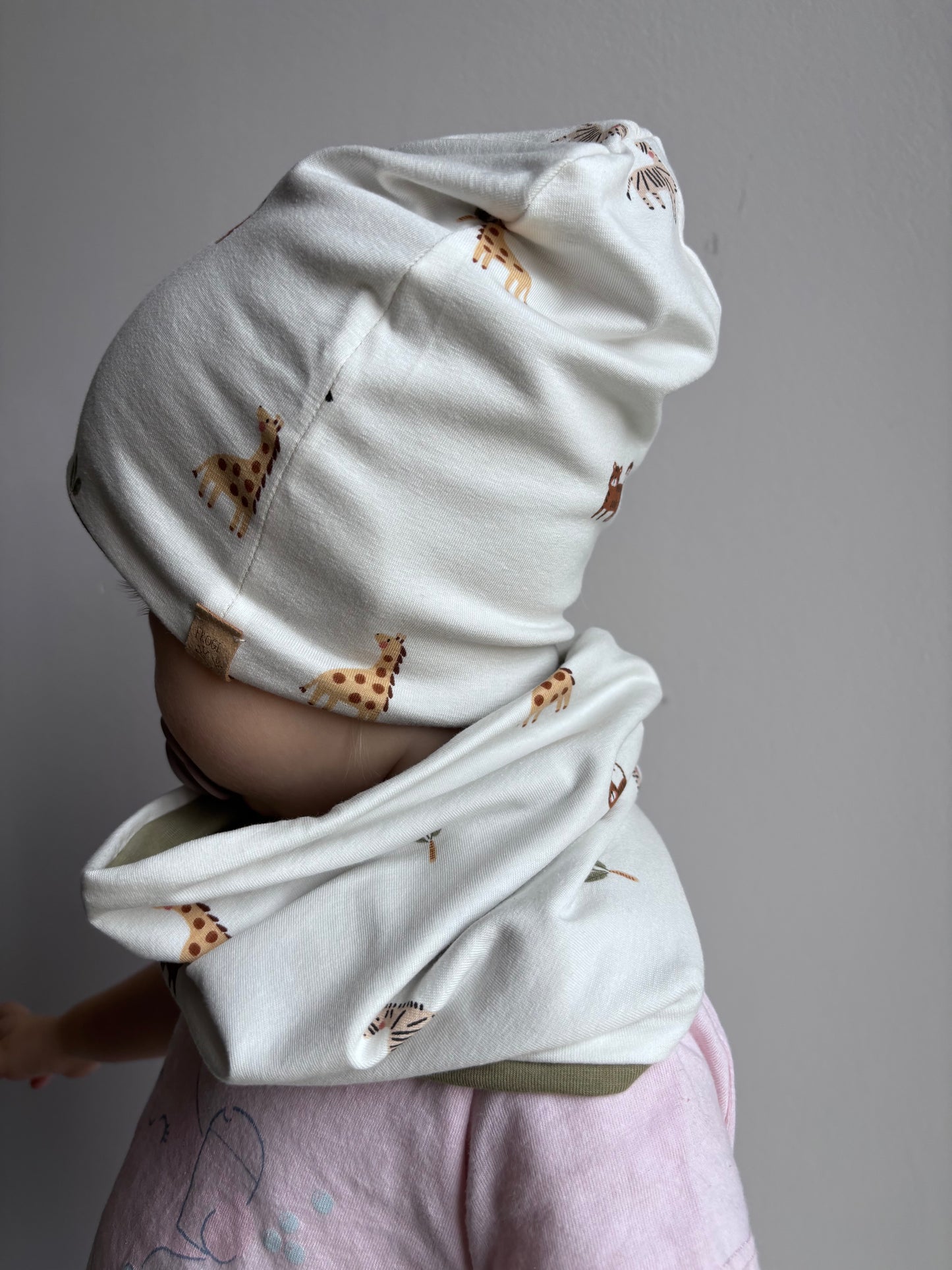 Prehodna kapa in šal za fante