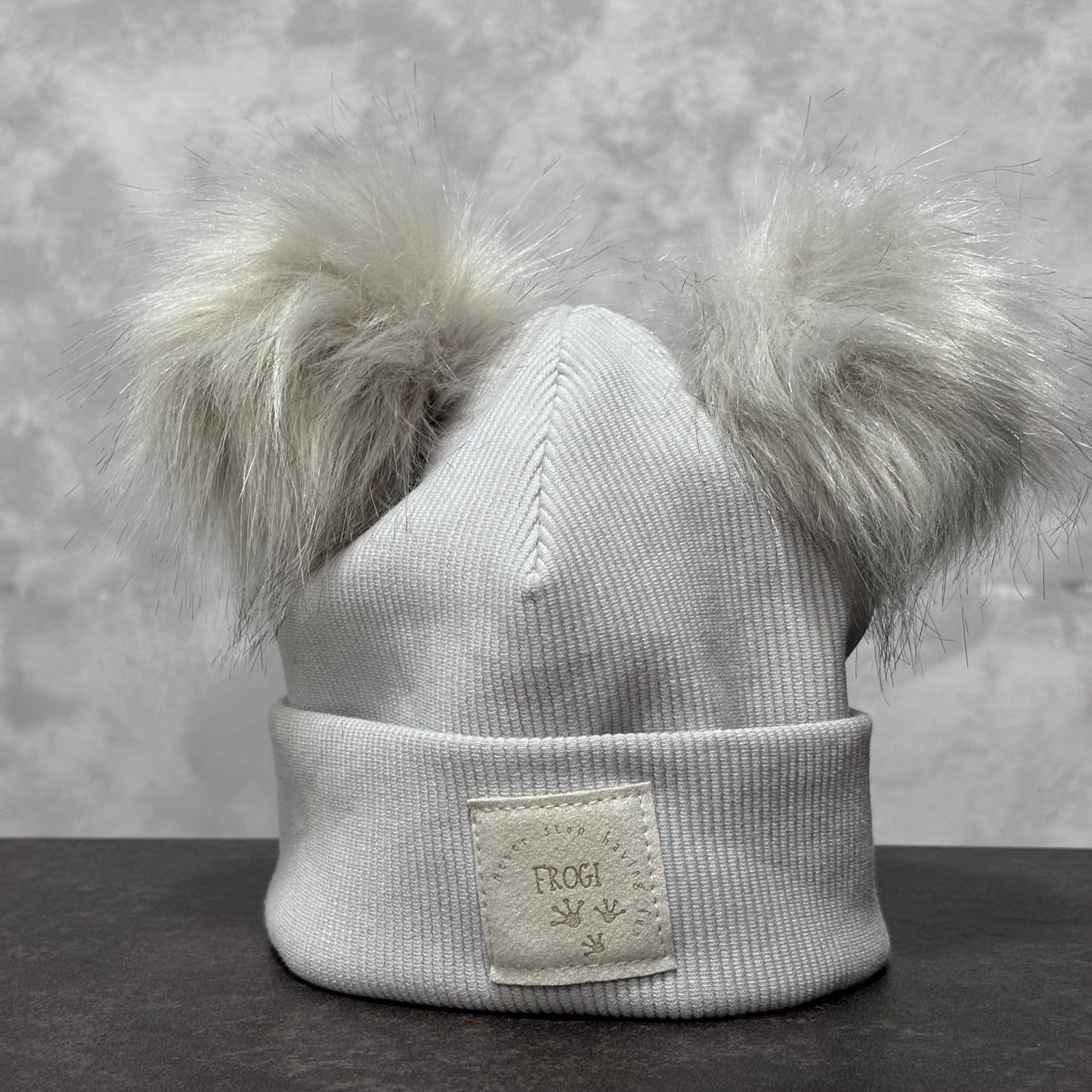 Zimska kapa z dvema cofoma