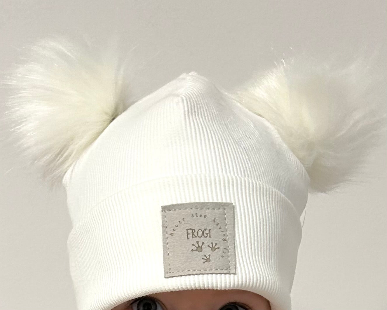 Zimska kapa z dvema cofoma